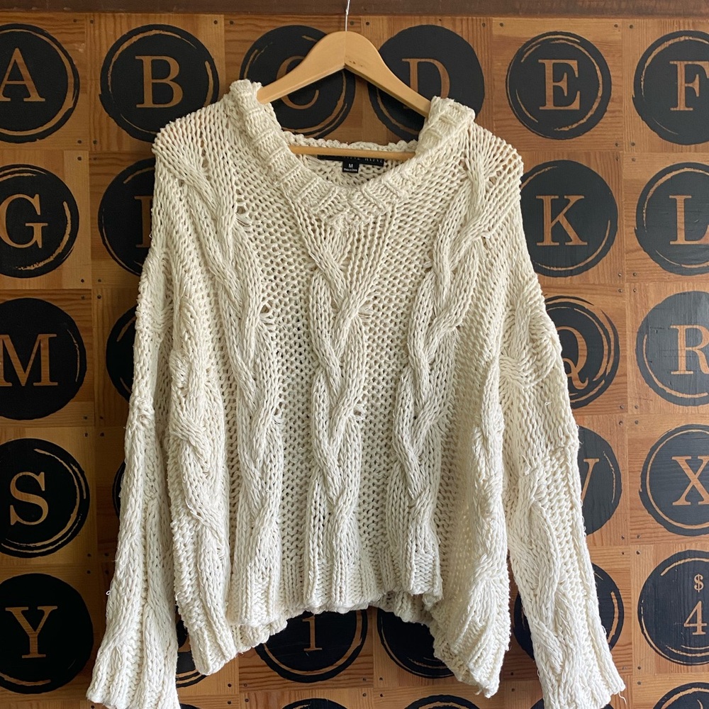 Knitted sweater with hood